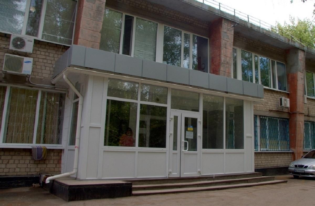 Тремтів і був у шоковому стані: з COVID-лікарні у Нікополі вивезли напівголого пацієнта – відео Тремтів і був у шоковому стані: з COVID-лікарні у Нікополі вивезли напівголого пацієнта – відео