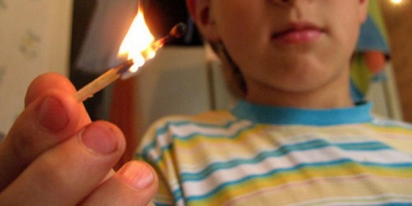 Бавився сірниками: на Львівщині 2-річний хлопчик підпалив себе та загинув – фото Бавився сірниками: на Львівщині 2-річний хлопчик підпалив себе та загинув – фото