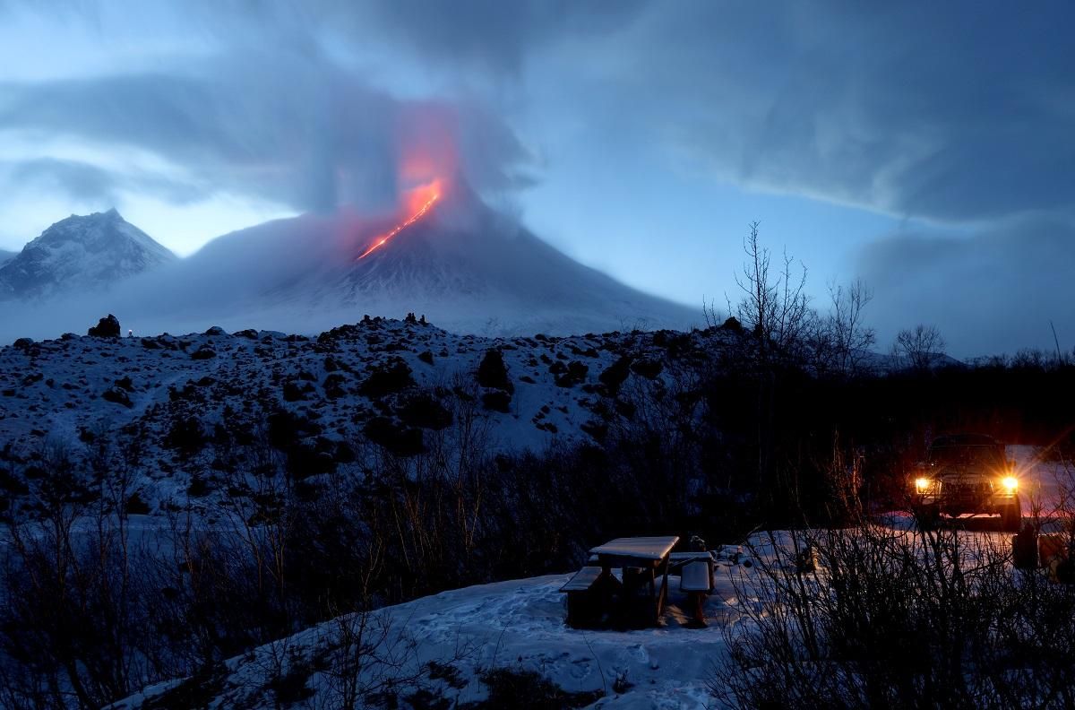 В России - извержение вулкана Ключевская Сопка: из жерла вытекает лава