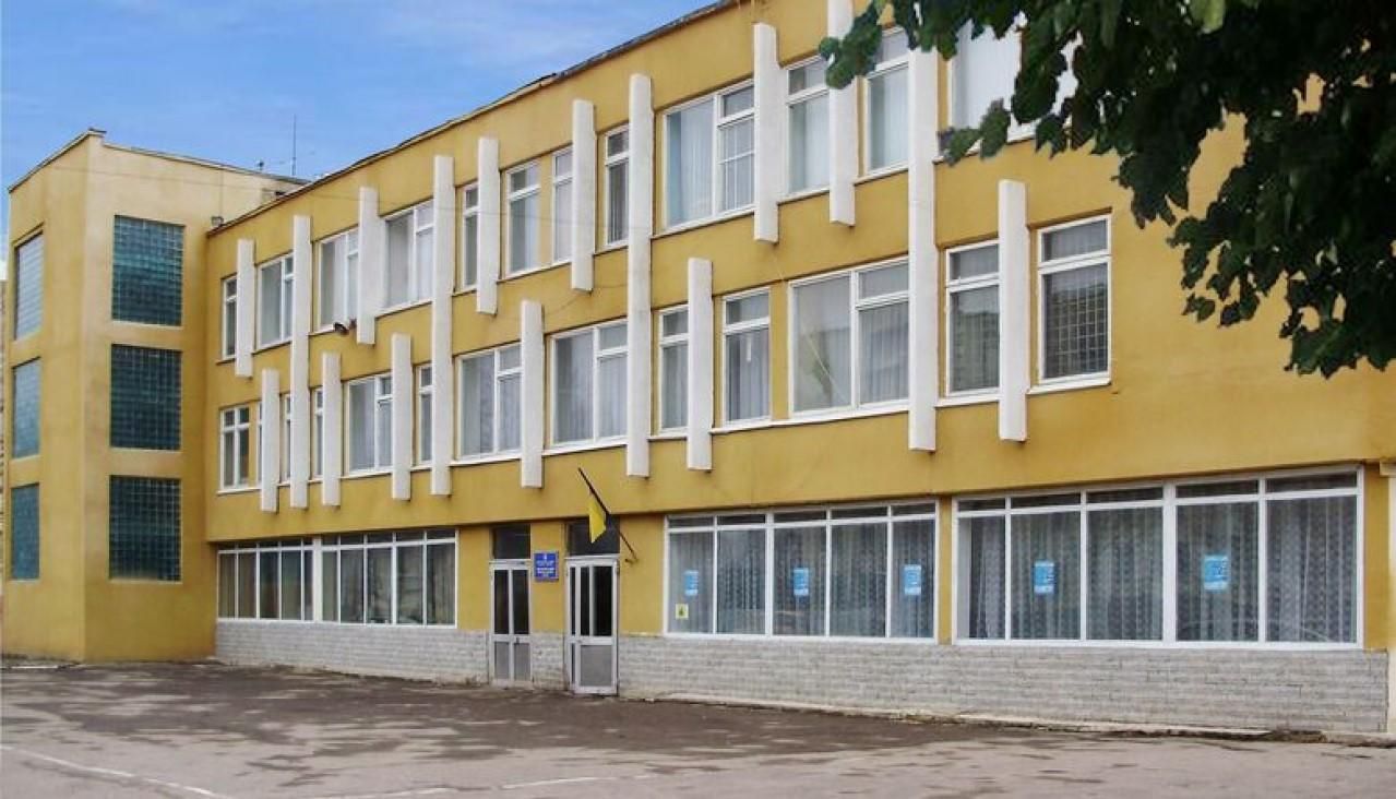 На Ровенщине ученики защищают учителя, который заставлял их приседать На Ровенщине ученики защищают учителя, который заставлял их приседать