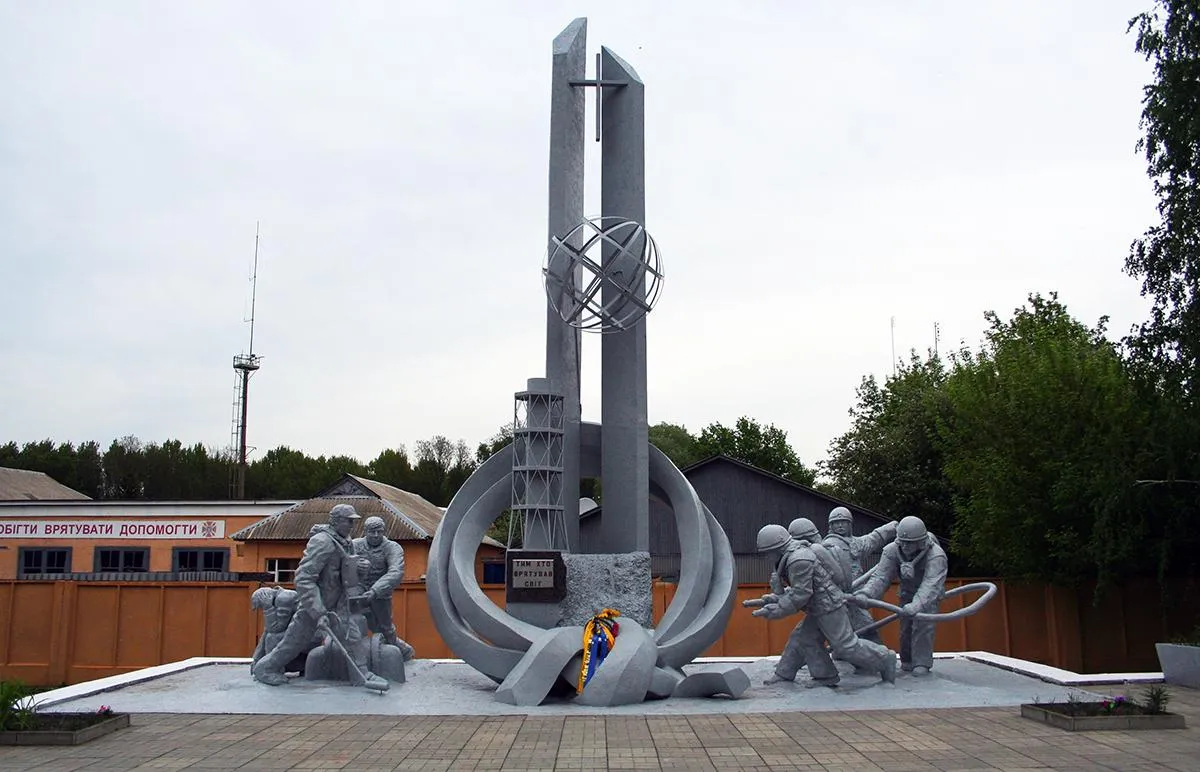 Пам'ятник ліквідаторам аварії на ЧАЕС у Чорнобилі