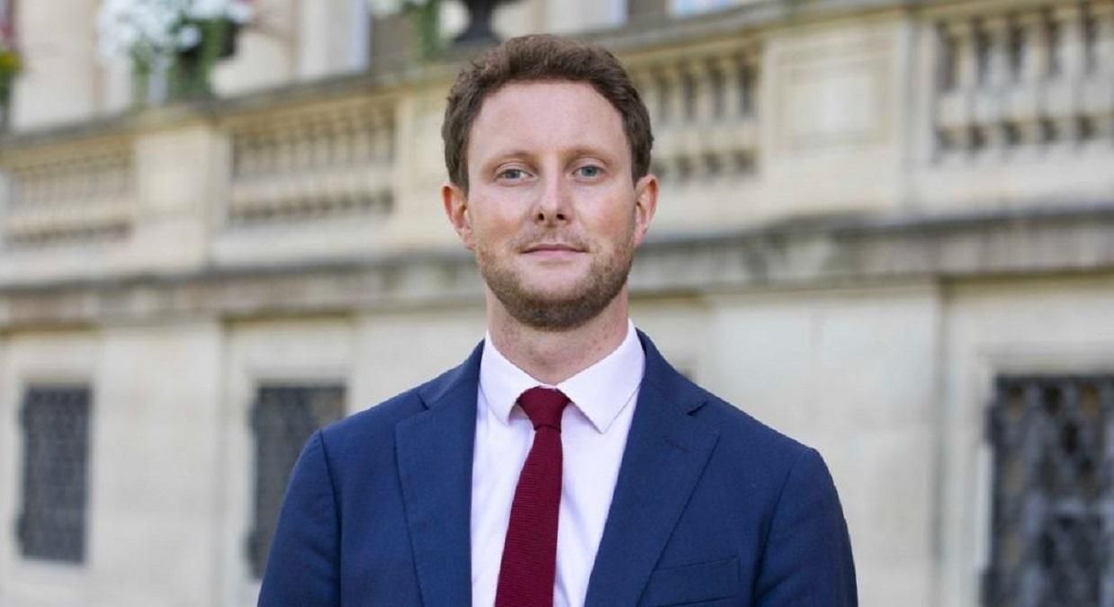 Министр Франции Клеман Бон объявил, что он гей: Не помеха Министр Франции Клеман Бон объявил, что он гей: Не помеха