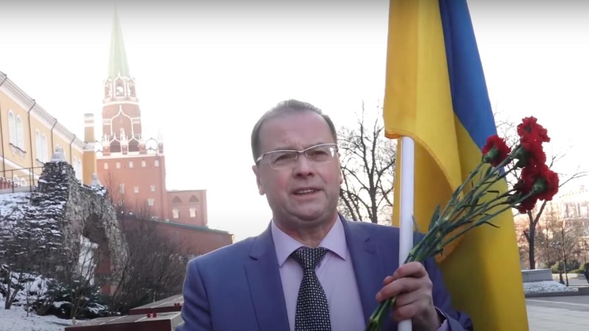 Росіянин з прапором України протестував біля Кремля: відео Росіянин з прапором України протестував біля Кремля: відео