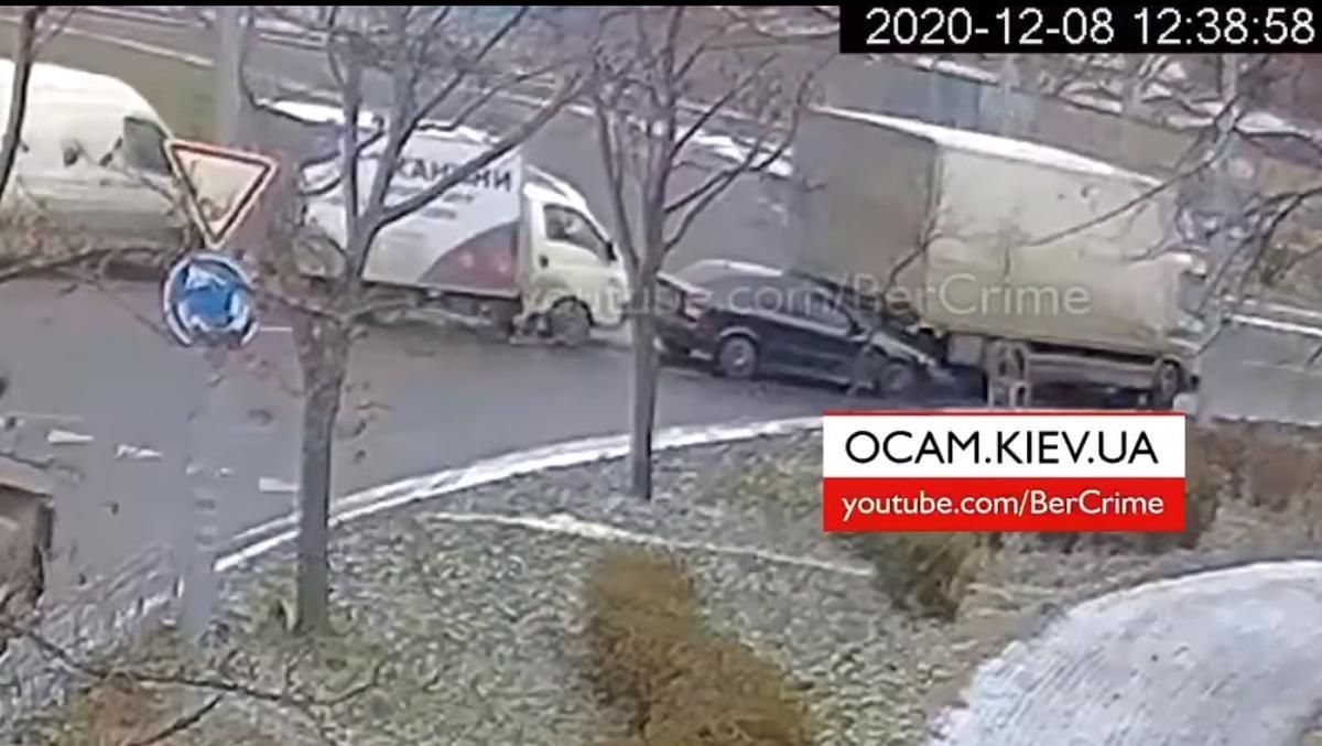На Березняках в Киеве произошла эпическая ДТП с 3 автомобилями