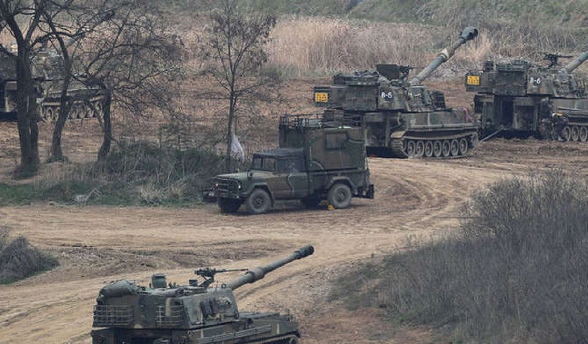 Окупанти стягують артилерію і танки до передової на Донбасі