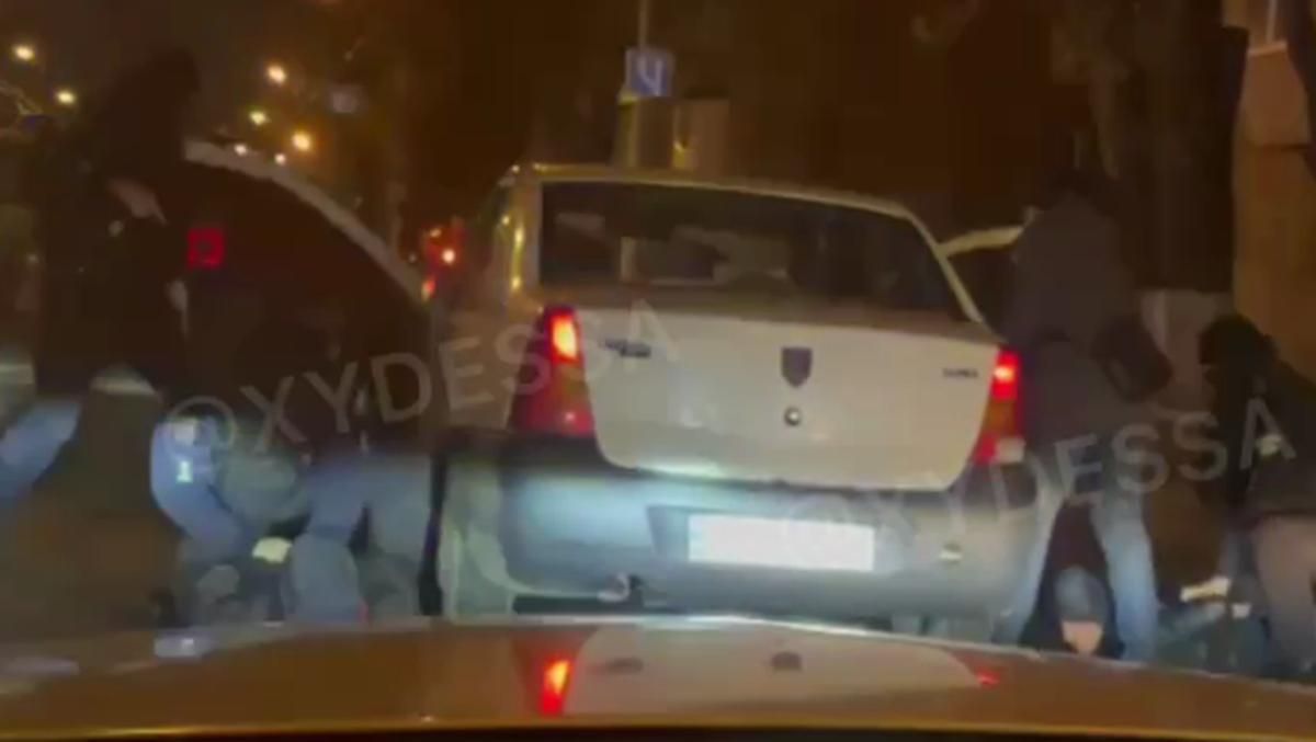 Поліцейські Одеси жорстко затримали підозрюваних у розбої Поліцейські Одеси жорстко затримали підозрюваних у розбої