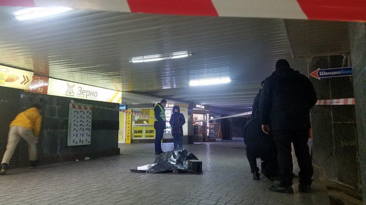У переході на Майдані в Києві невідомий на смерть зарізав чоловіка