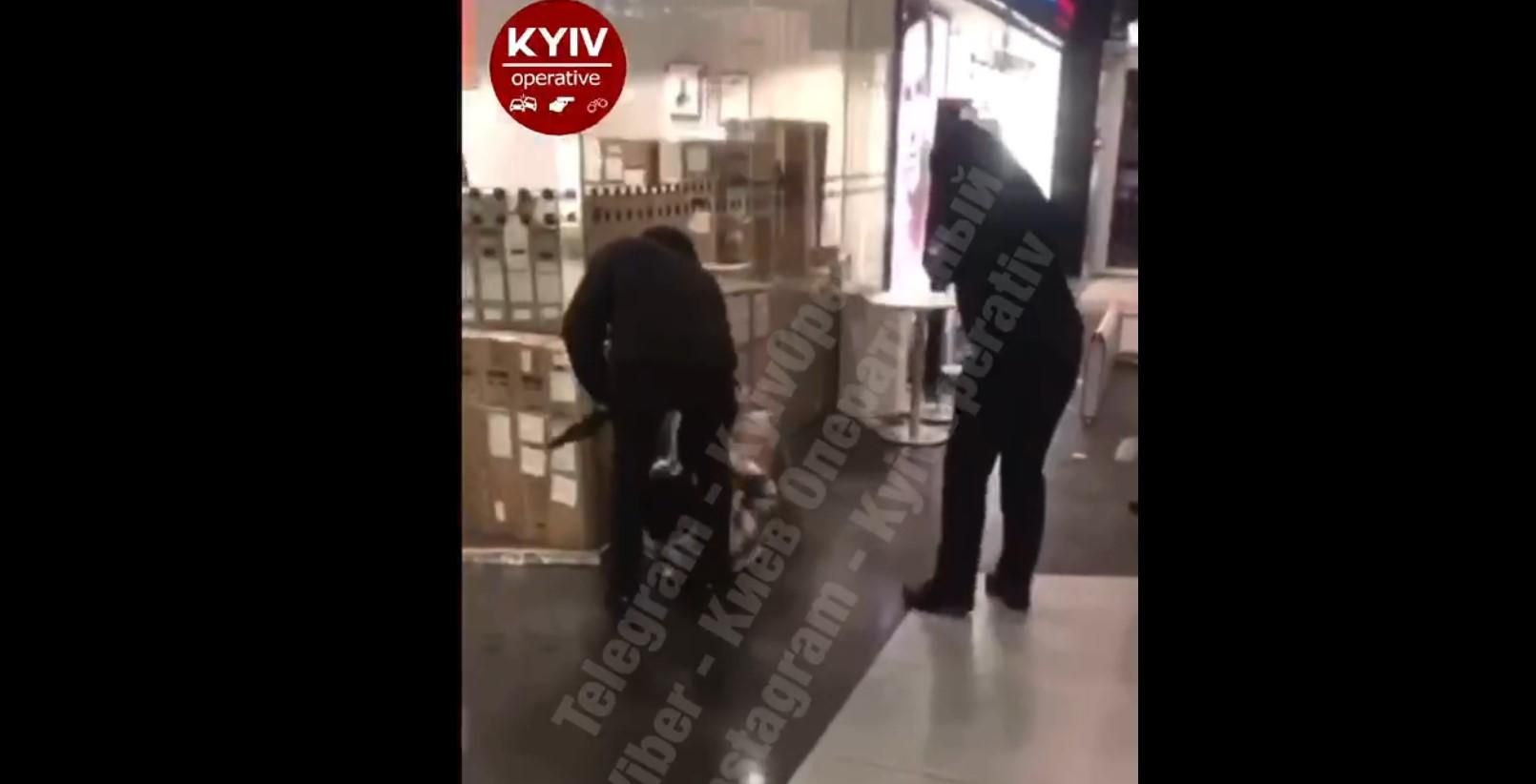 У Києві в Ocean Plaza охоронці побили хлопця: він був без маски У Києві в Ocean Plaza охоронці побили хлопця: він був без маски