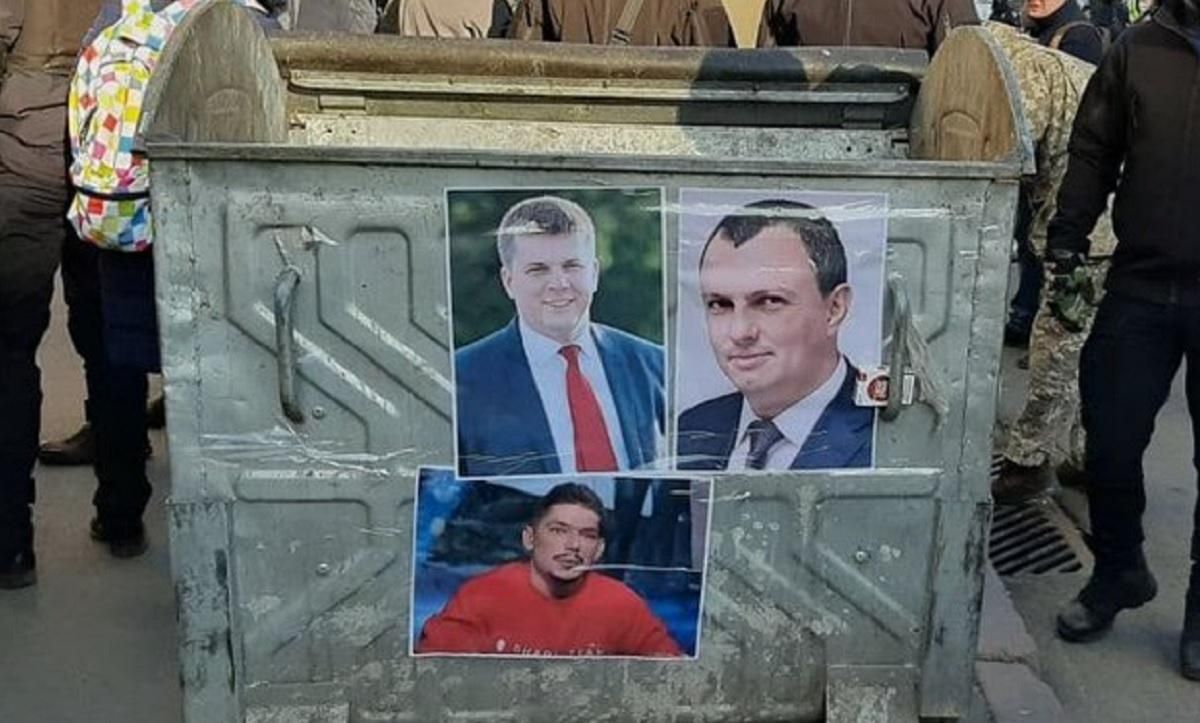 Перед горсоветом Харькова установили мусорный бак с фото депутатов