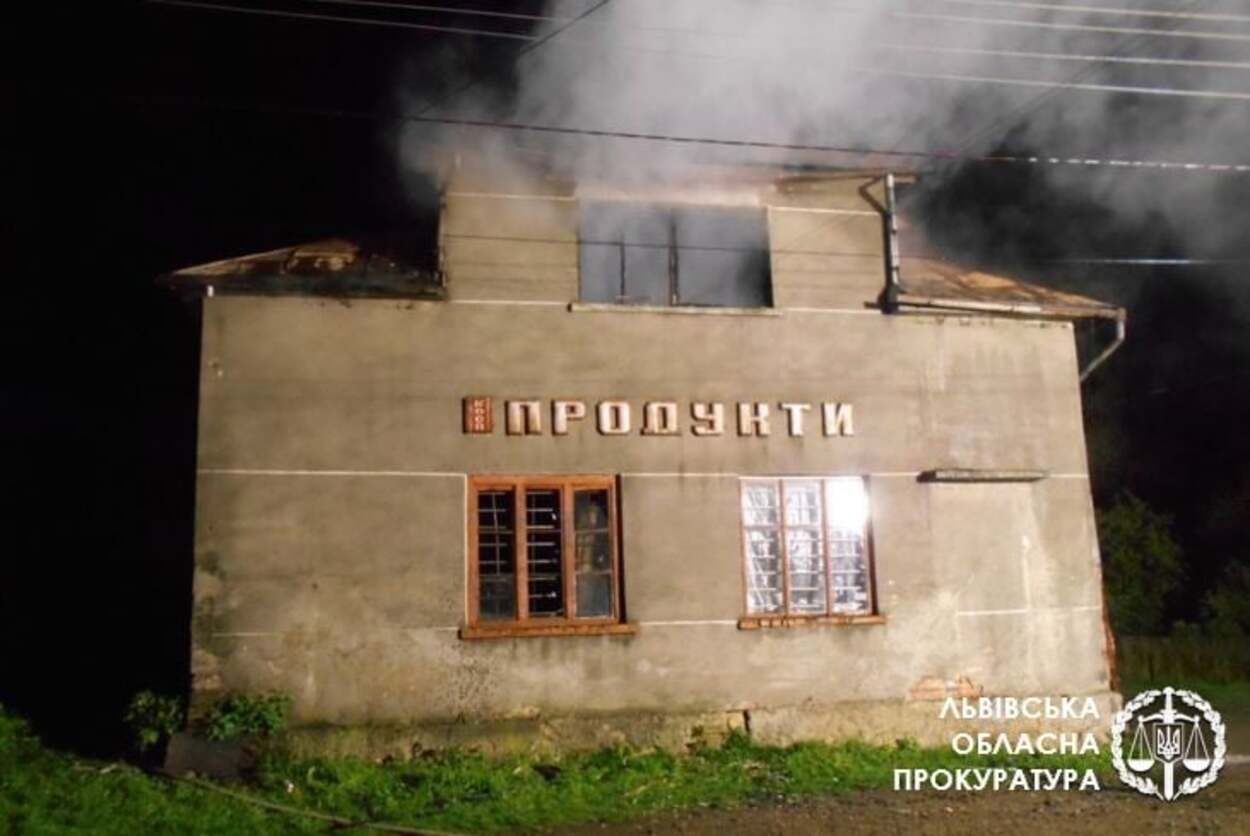 Замів сліди: на Львівщині чоловік обікрав та спалив єдиний магазин в селі – фото