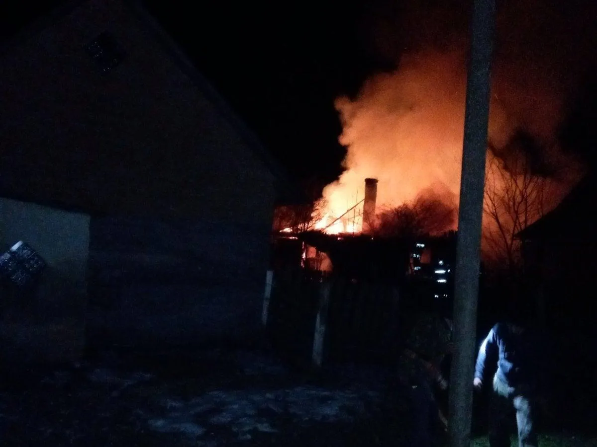 На Львівщині трапилась нищівна пожежа у дерев'яному будинку: фото зарища