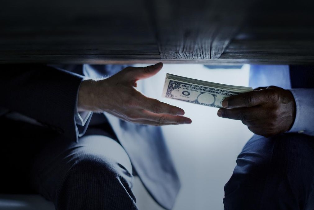 Посадовця Держгеокадастру спіймали на хабарі у 25 тисяч доларів Посадовця Держгеокадастру спіймали на хабарі у 25 тисяч доларів