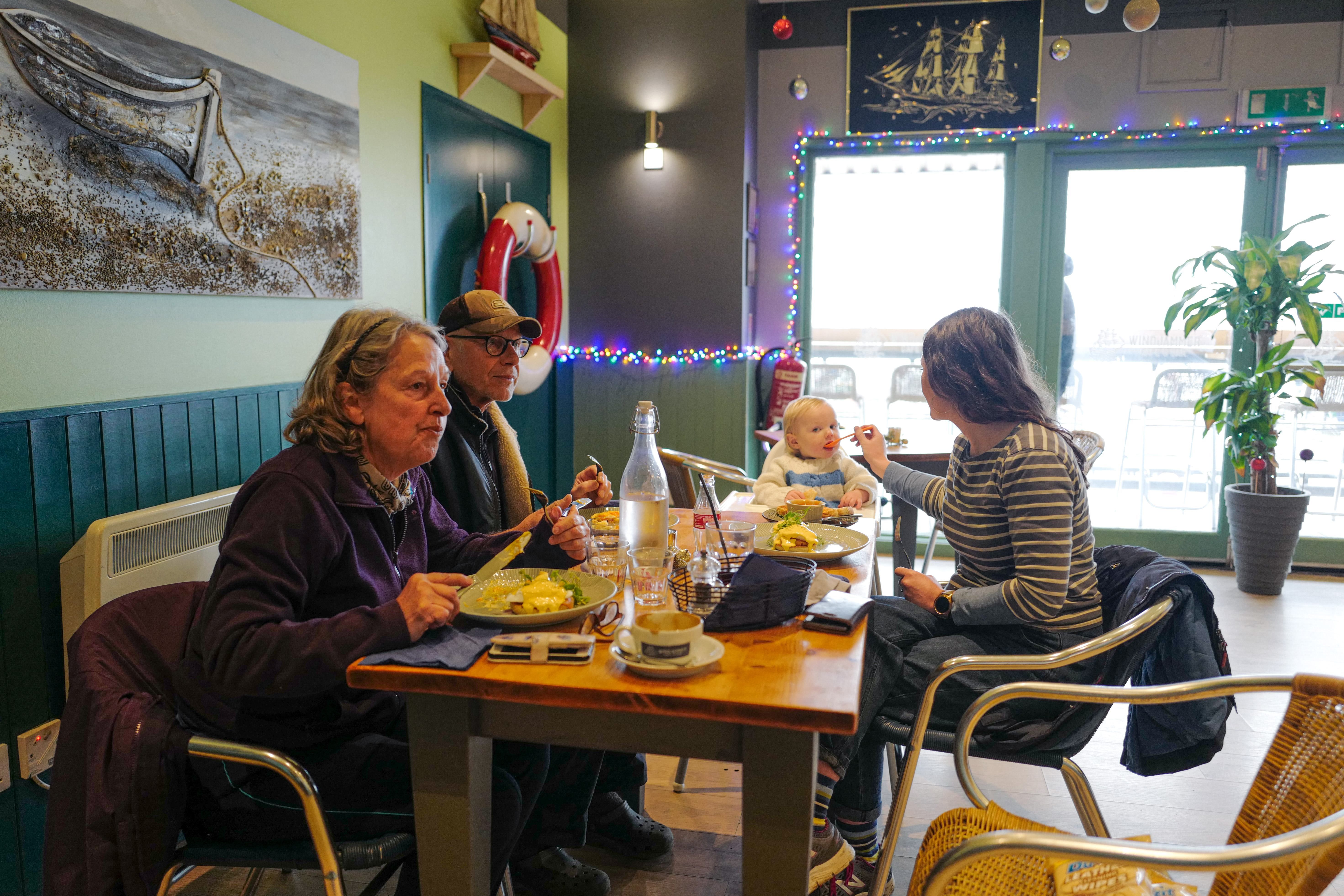 Как работа кафе и ресторанов в новогоднюю ночь повлияет на COVID-19 Как работа кафе и ресторанов в новогоднюю ночь повлияет на COVID-19