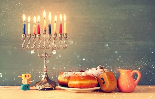 На Хануку печуть пончики На Хануку печуть пончики