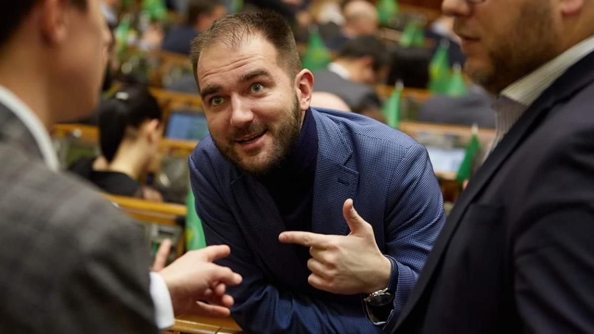 Нардеп Юрченко бросал окурки из-за конфликта с мужчинами
