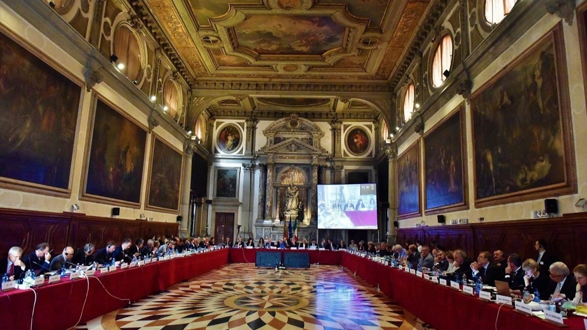 Венеціанська комісія оприлюднила термінові висновки щодо КСУ