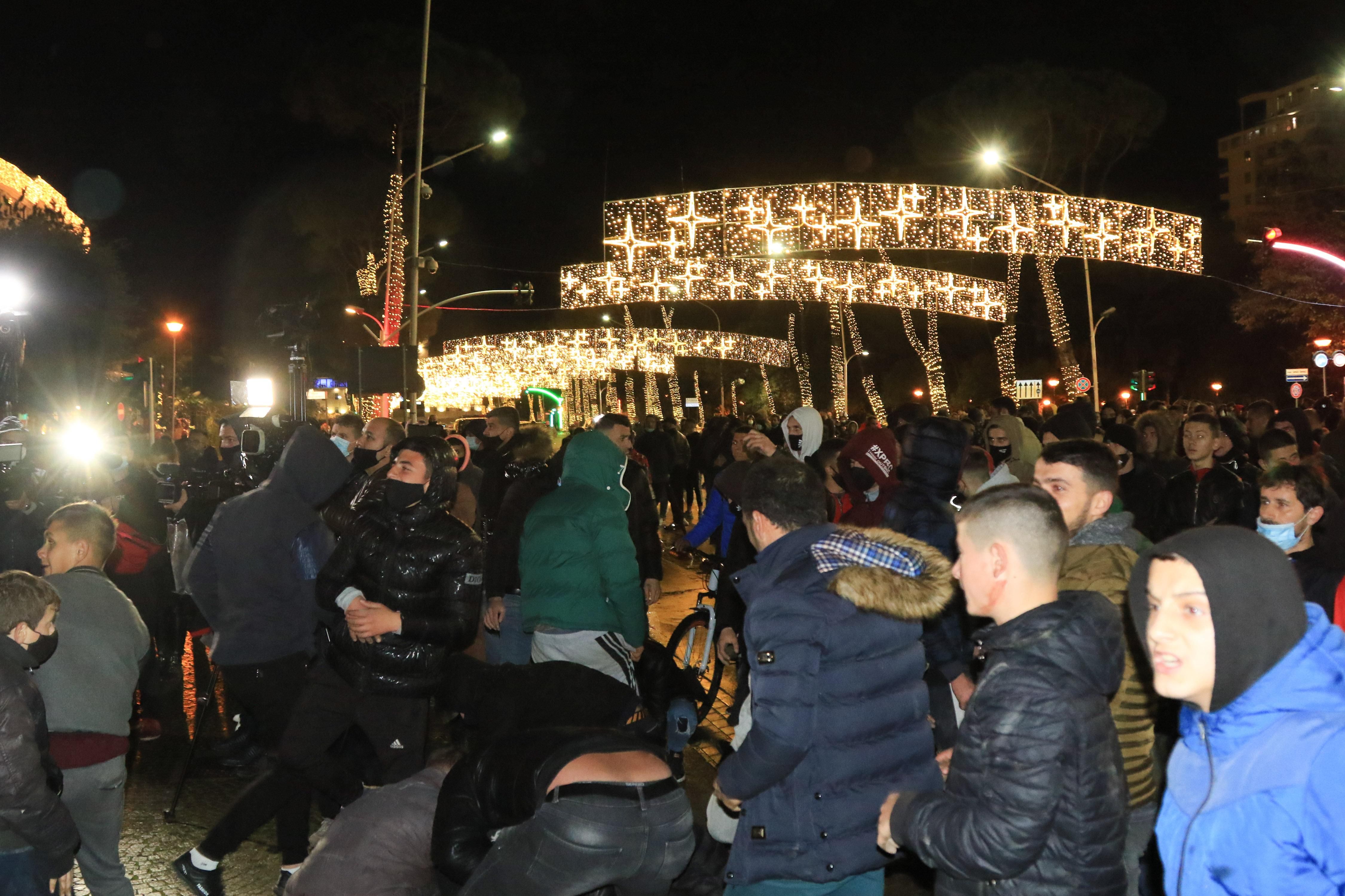 В Албанії поліція застрелила чоловіка через порушення карантину В Албанії поліція застрелила чоловіка через порушення карантину