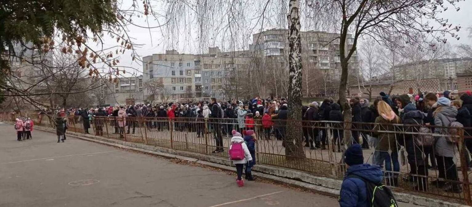 Червоноградский школьник распылил слезоточивый газ во время урока: фото Червоноградский школьник распылил слезоточивый газ во время урока: фото