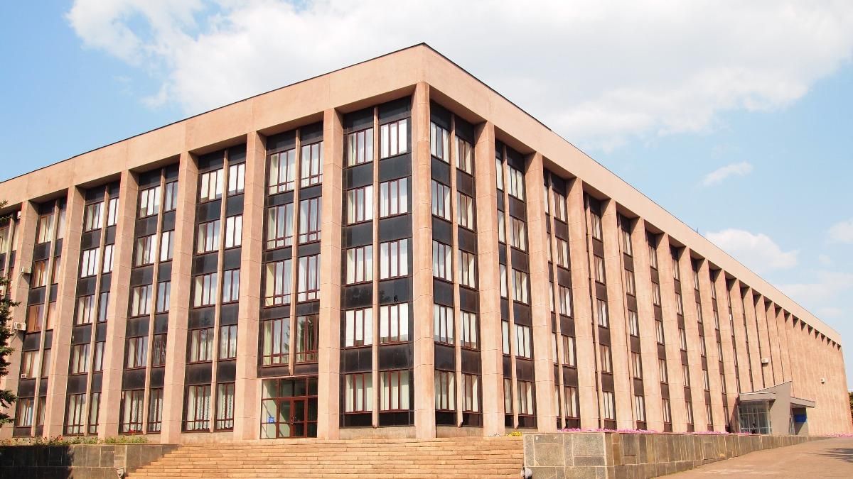 Справа на 6 млн гривень: до Криворізької міськради прийшли з обшуками Справа на 6 млн гривень: до Криворізької міськради прийшли з обшуками