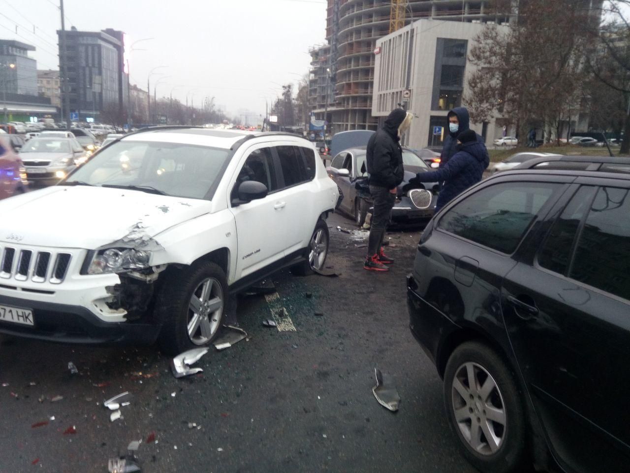 В Киеве Jaguar возле моста Патона протаранил два автомобиля