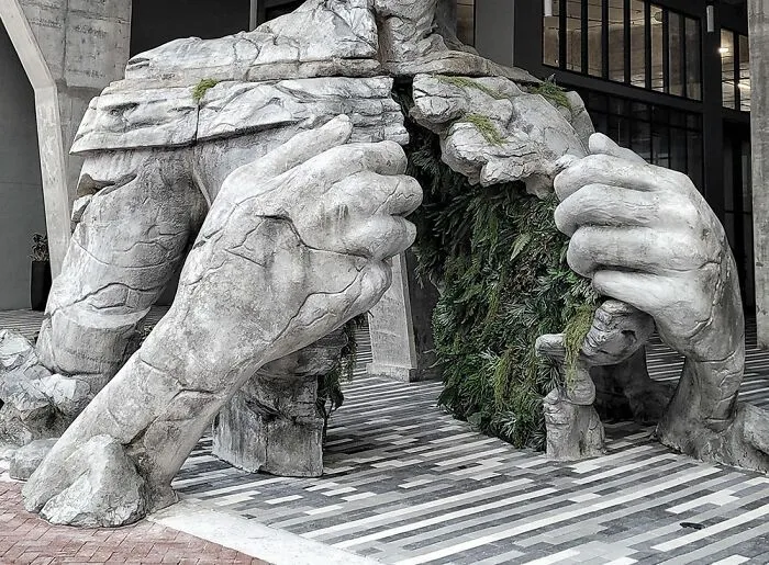 Крізь скульптуру спокійно може пройти людина Крізь скульптуру спокійно може пройти людина