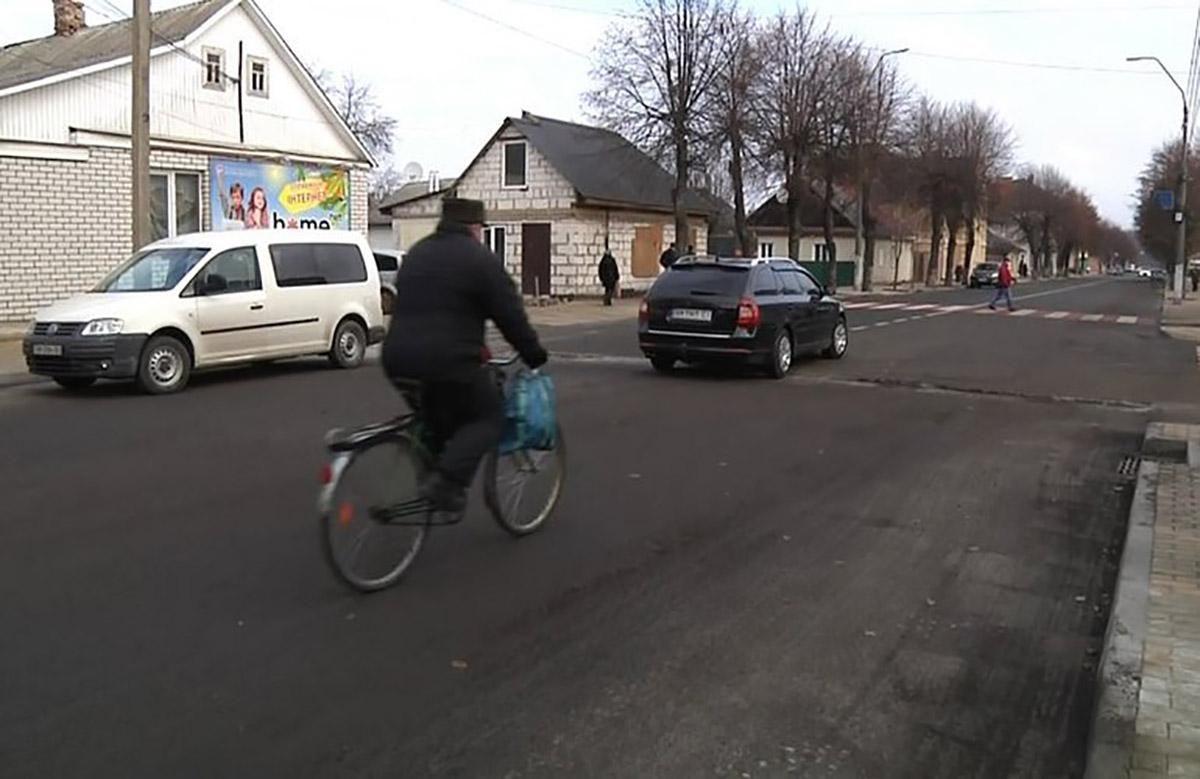 На Житомирщині новий асфальт дав тріщини та вкрився горбами: відео