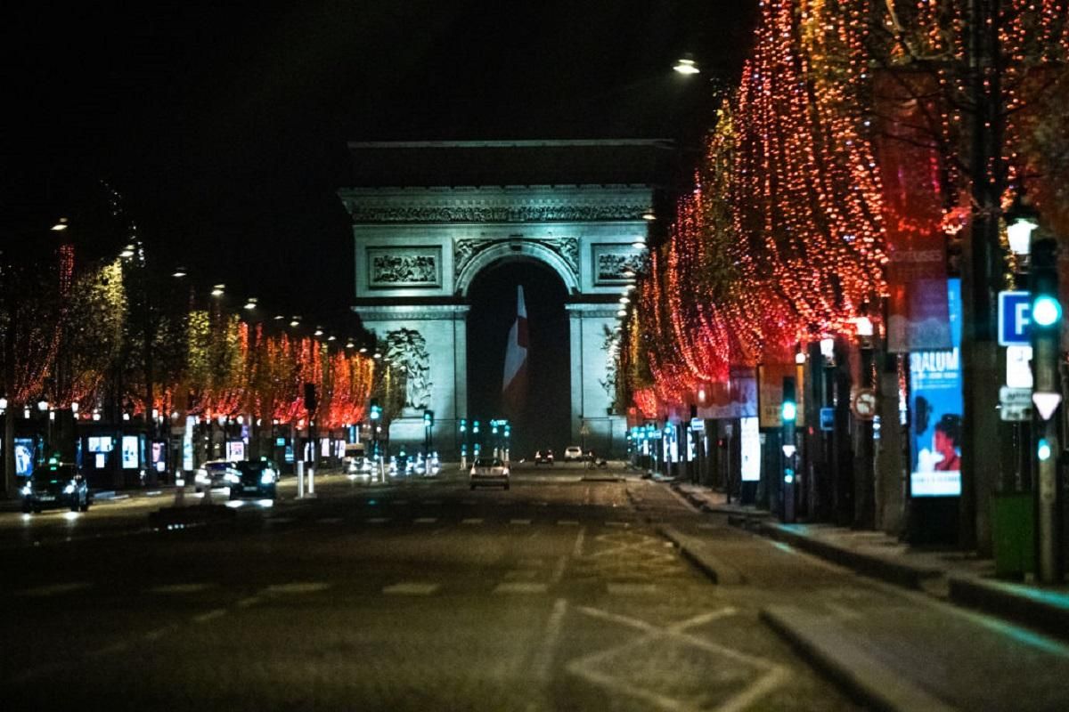 Франция вводит комендантский час: когда он будет действовать Франция вводит комендантский час: когда он будет действовать