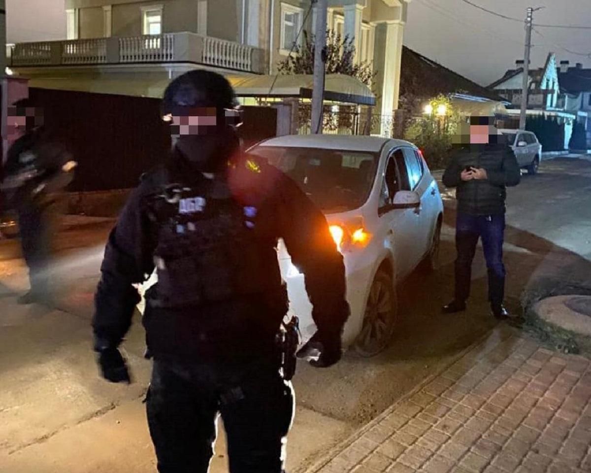 На хабарі спіймали вже 6 за пів року посадовця Одеської митниці: фото На хабарі спіймали вже 6 за пів року посадовця Одеської митниці: фото