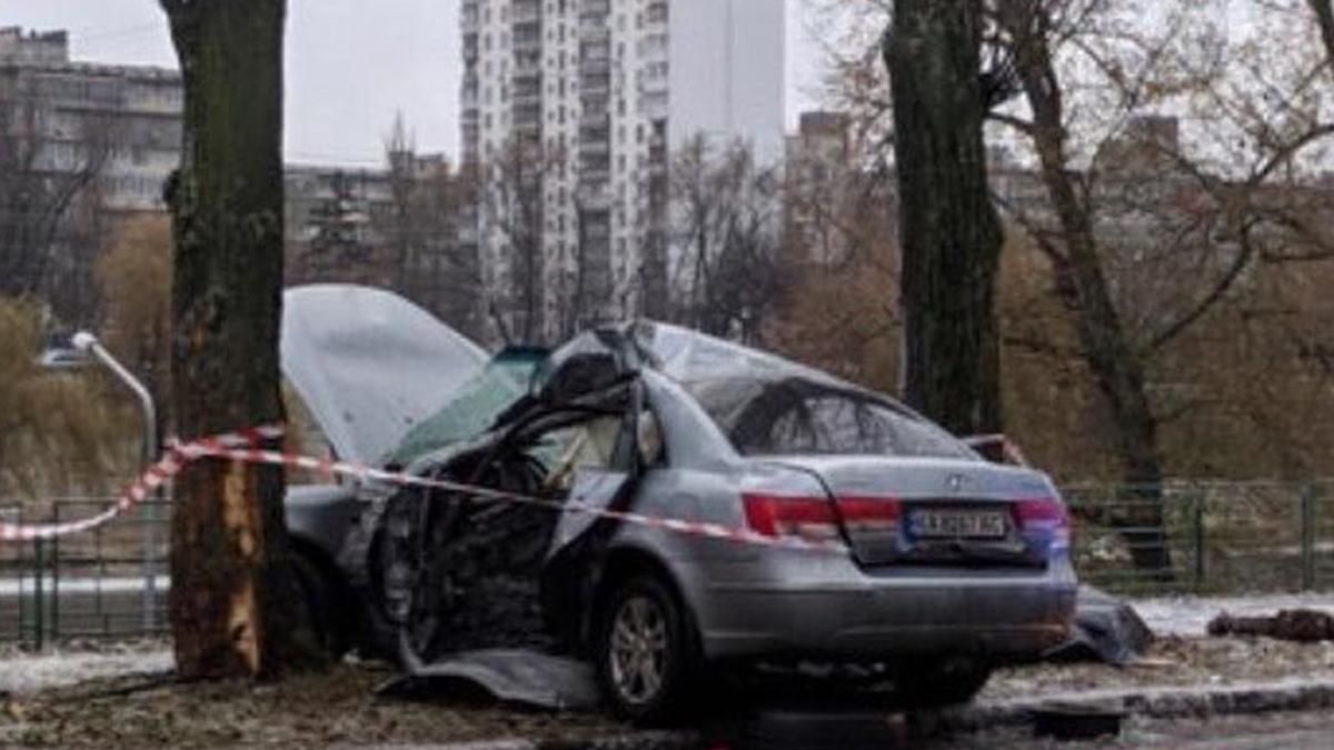 У Києві на Русанівці 11.12.2020 автівка влетіла у дерево: є жертви