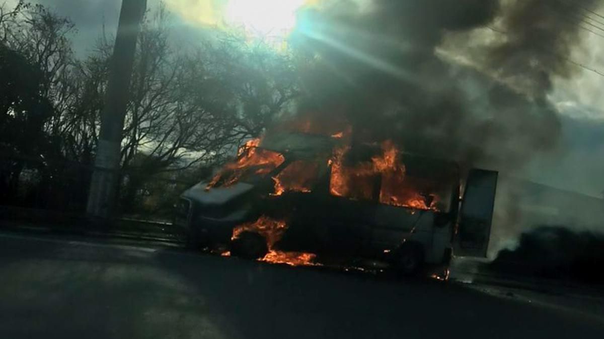 В Крыму мужчина поджег свой микроавтобус: он облил себя горючим В Крыму мужчина поджег свой микроавтобус: он облил себя горючим