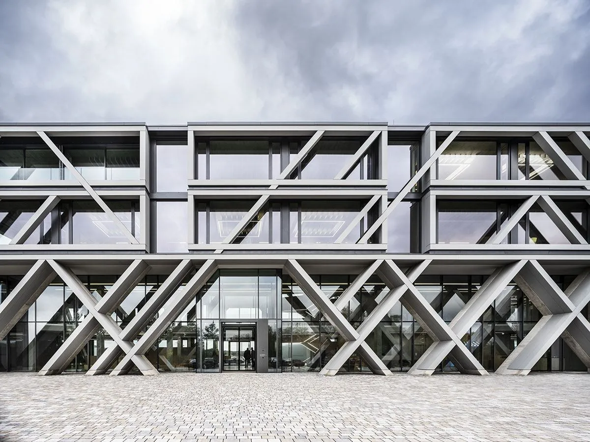 Незвична та провокацйна конструкція будівлі / Фото World Architecture Незвична та провокацйна конструкція будівлі / Фото World Architecture
