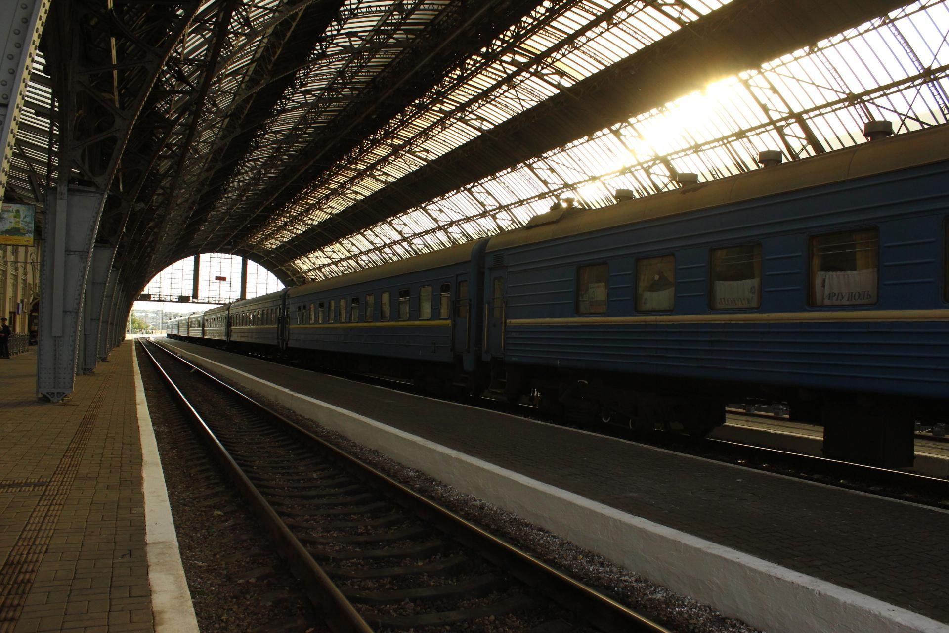 У Львові п'яний чоловік впав під потяг: йому відтяло ногу