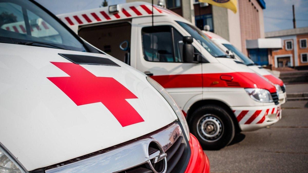 Пытались помочь: в Одессе избитый мужчина напал на медиков - фото