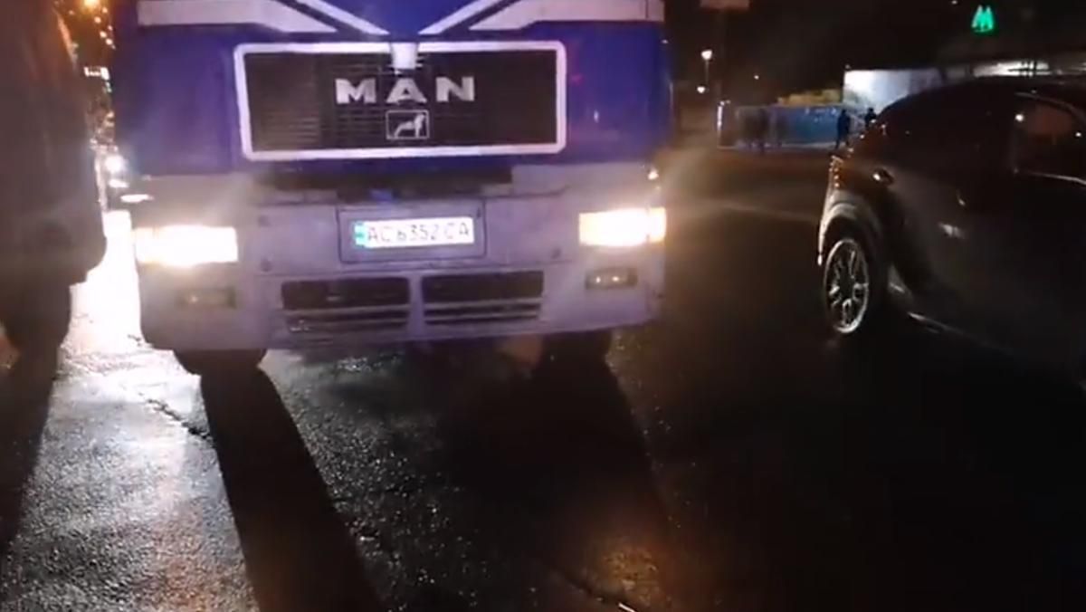 У Києві вантажівка на смерть збила пішохода