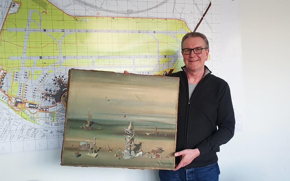 В мусоре нашли картину за 350 тыс долл, забытую в аэропорту В мусоре нашли картину за 350 тыс долл, забытую в аэропорту