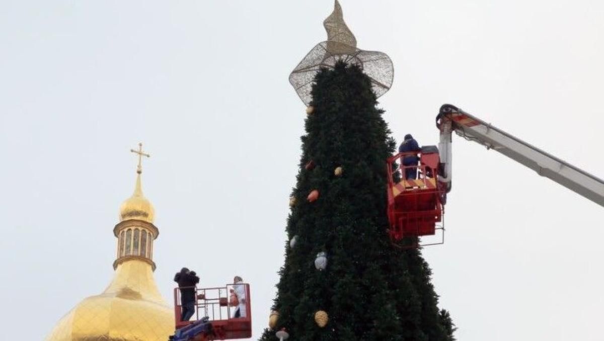 Капелюх на ялинці на Софійській площі замінять на зірку