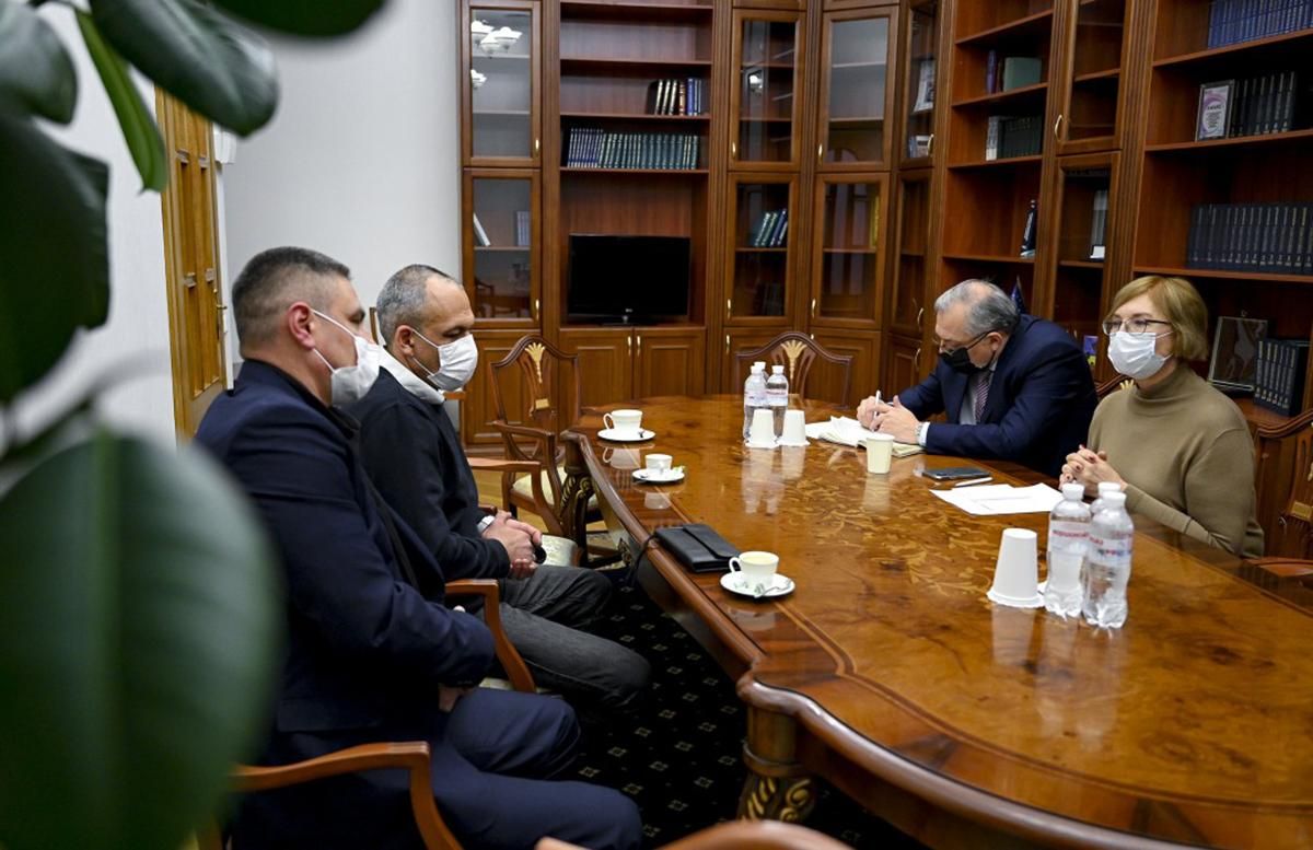 Людмила Денісова зустрілася зі звільненими з Іраку українцями Людмила Денісова зустрілася зі звільненими з Іраку українцями