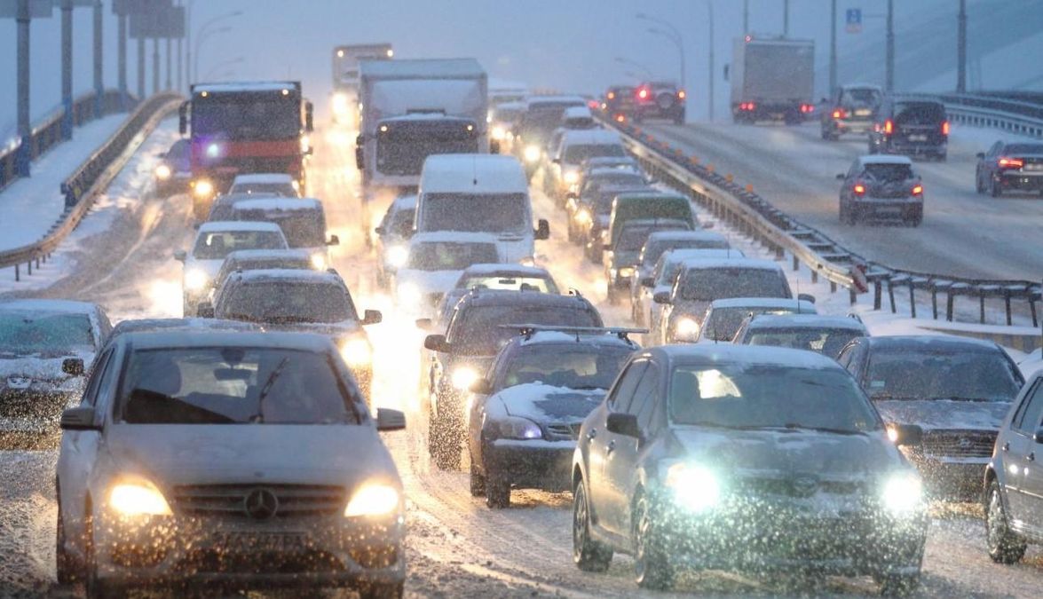 Ограничение движения транспорта: как города Украины страдают от непогоды