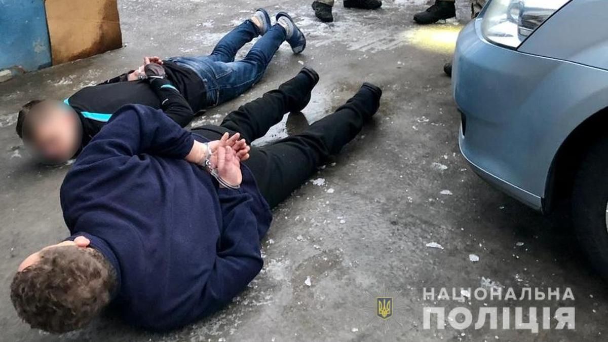 На Київщині затримали озброєних чоловіків, які стріляли по копах