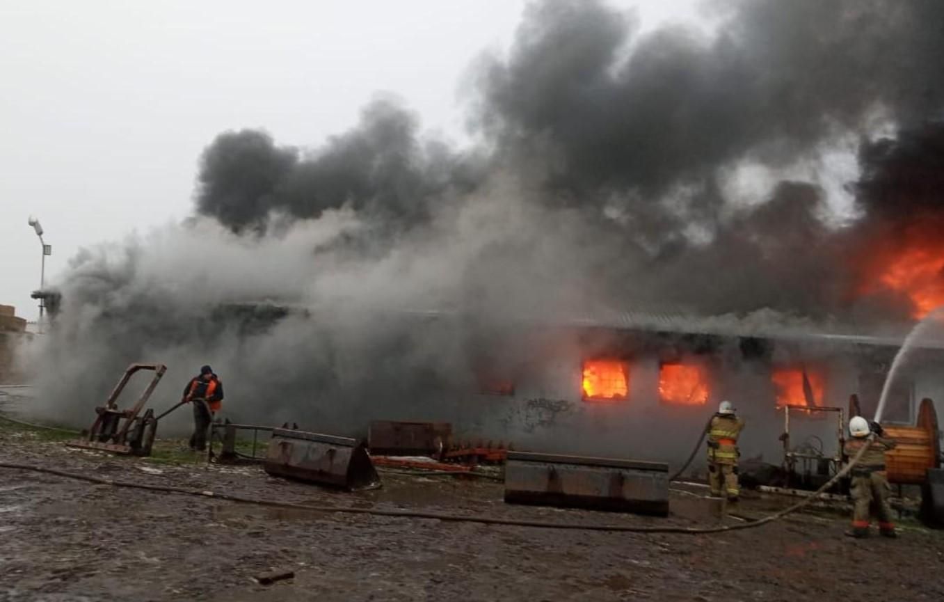 На предприятии Тернопольщины горело помещение с горючим: фото На предприятии Тернопольщины горело помещение с горючим: фото