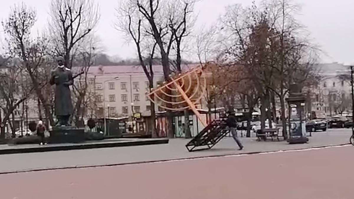 В Киеве вандал повалил ханукию: дело расследует полиция - видео В Киеве вандал повалил ханукию: дело расследует полиция - видео