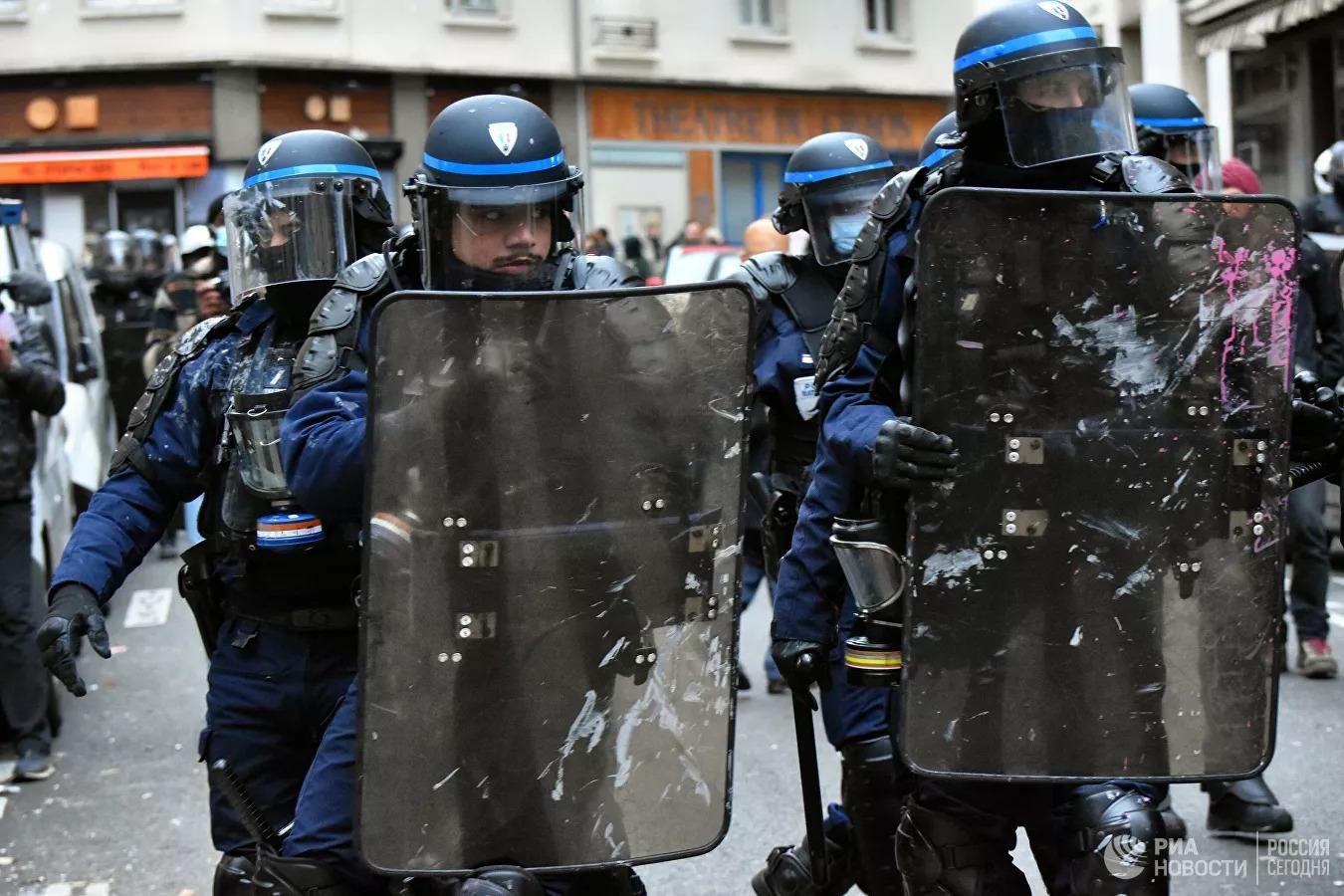 Водометы, слезоточивый газ, много задержанных: Францию снова накрыли масштабные протесты – видео