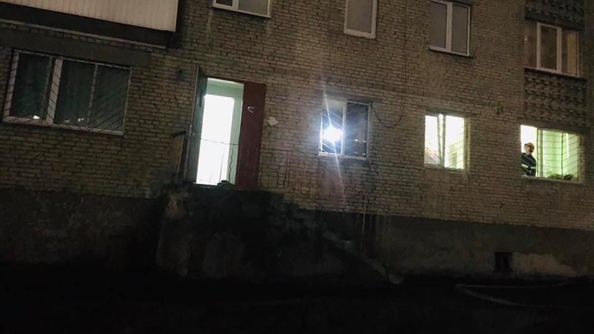 В Новояворовске под Львовом загорелось отделение полиции после того, как в помещение бросили дымовую шашку: видео