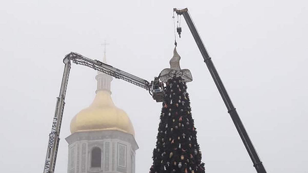 У Києві головна ялинка нарешті позбулася відьмацького капелюха: фото