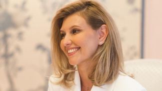 У розкішному костюмі: Олена Зеленська підкорила яскравим образом на церемонії – фото