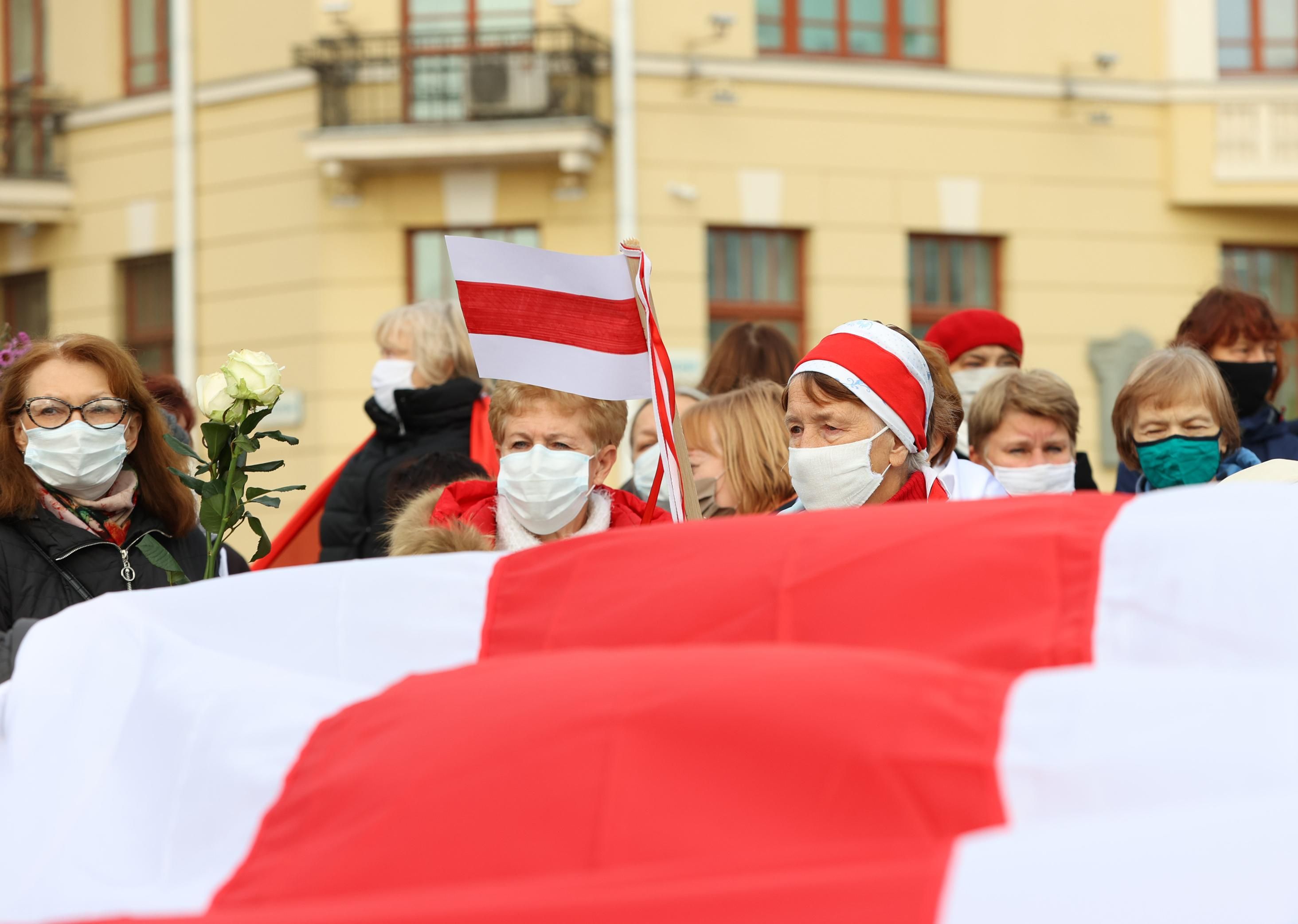 Колона людей пройшла по Хрещатику на підтримку протестів у Білорусі