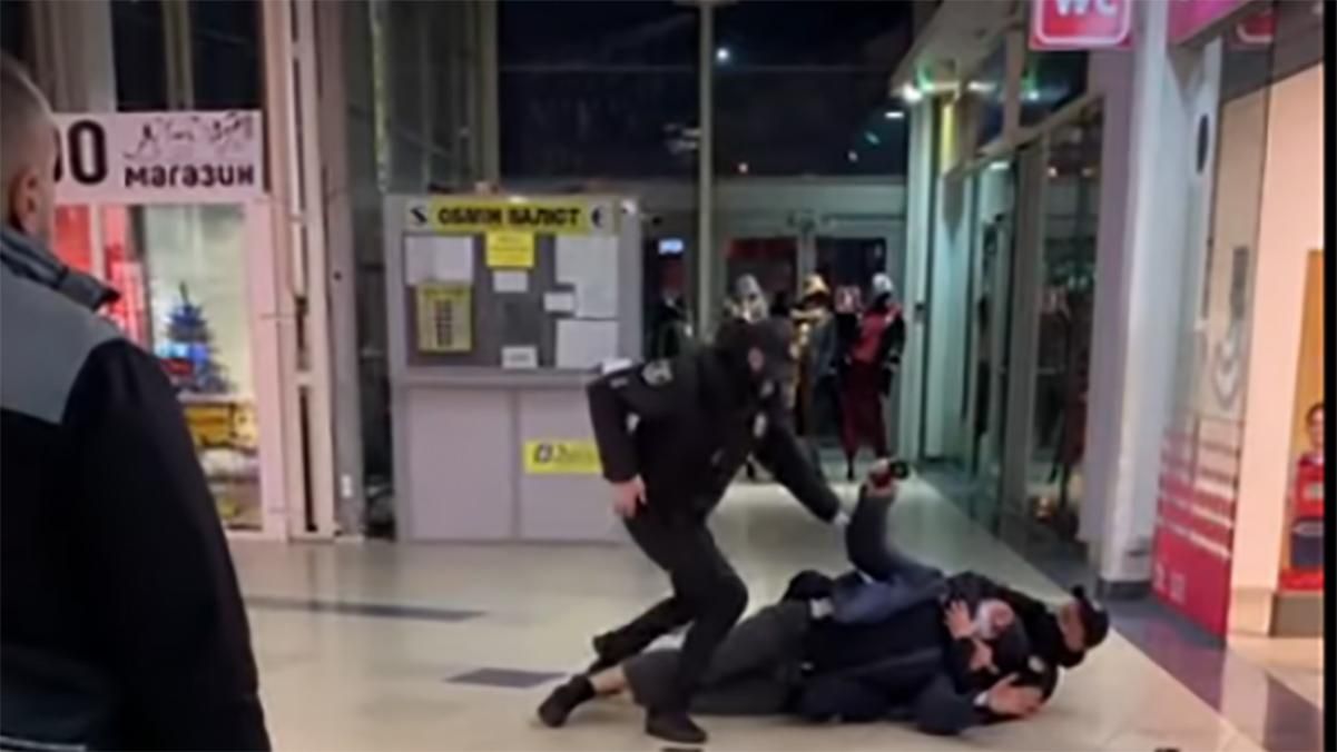 Чоловіка без маски скрутили й повалили на землю у Франківську: але не все так однозначно – відео Чоловіка без маски скрутили й повалили на землю у Франківську: але не все так однозначно – відео