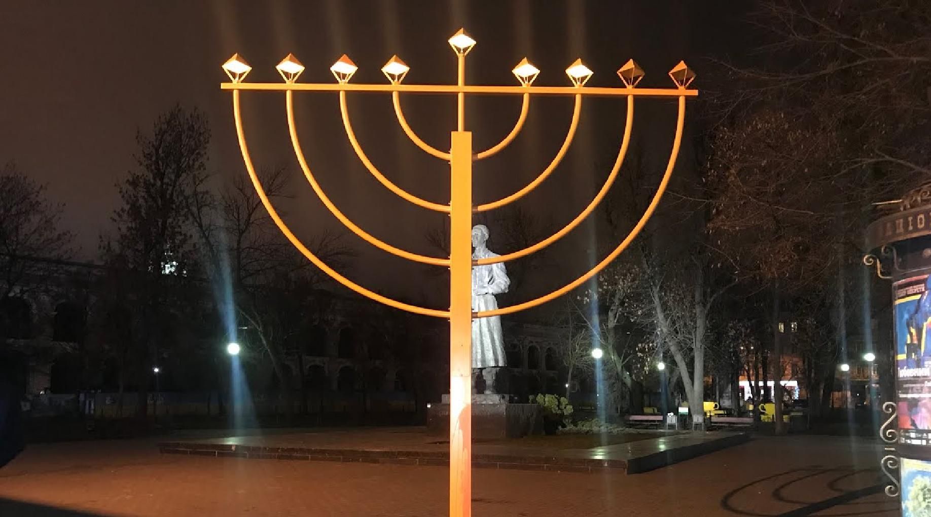 Вандал повалил ханукию на Контрактовой в Киеве: резкая реакция Израиля и ответ Украины Вандал повалил ханукию на Контрактовой в Киеве: резкая реакция Израиля и ответ Украины