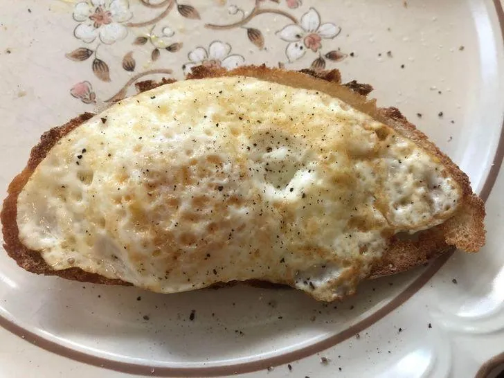 Яйце на шматочку хліба