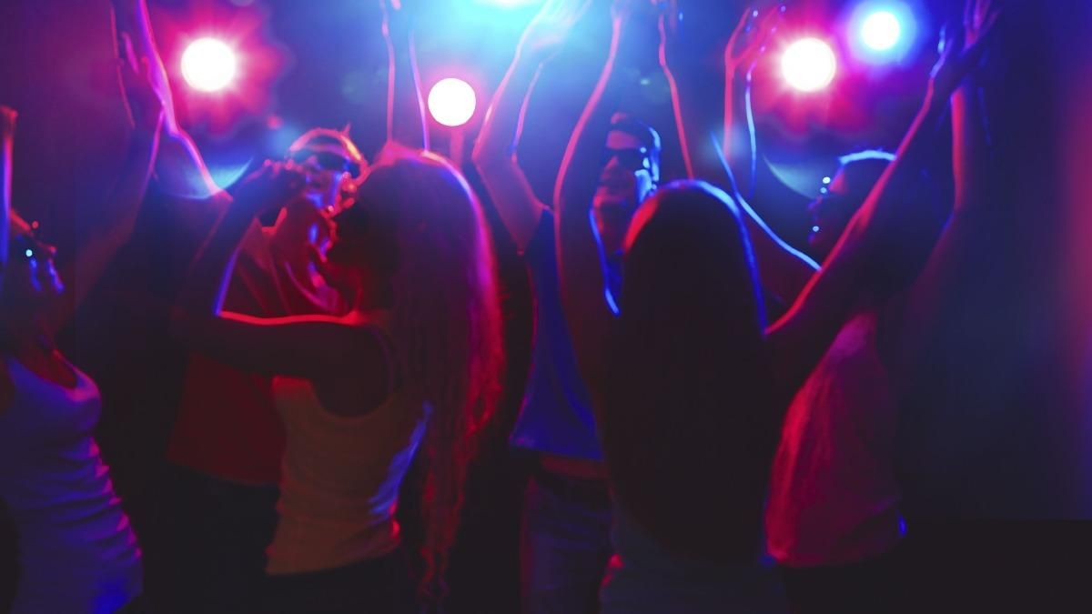 У Марселі влаштували підпільну вечірку: 500 людей розігнала поліція У Марселі влаштували підпільну вечірку: 500 людей розігнала поліція